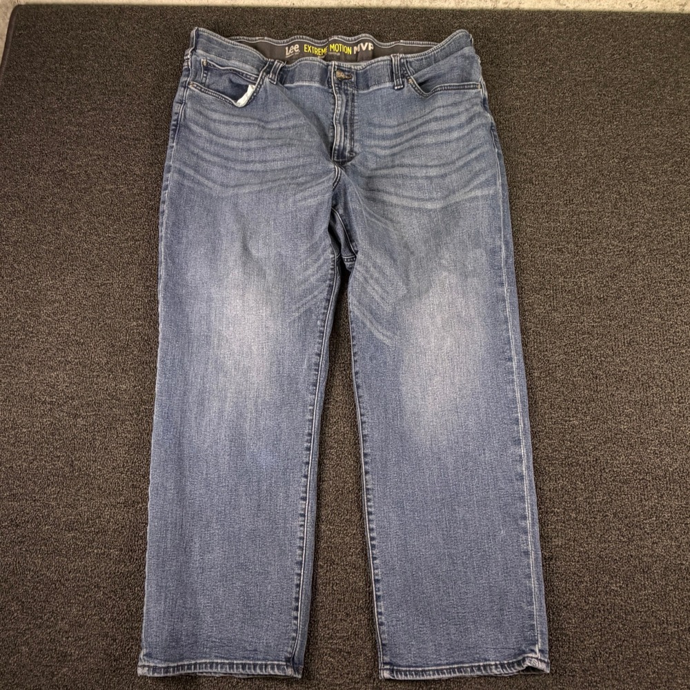 Lee Jeans Mens 46x30 Extreme Motion MVP Blue Relaxed Straight Leg EUC